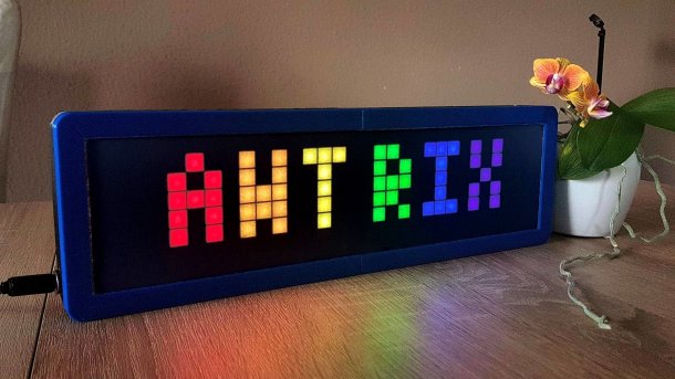 Eine LED-Matrix mit einer bunten Pixel-Anzeige: AWTRIX.