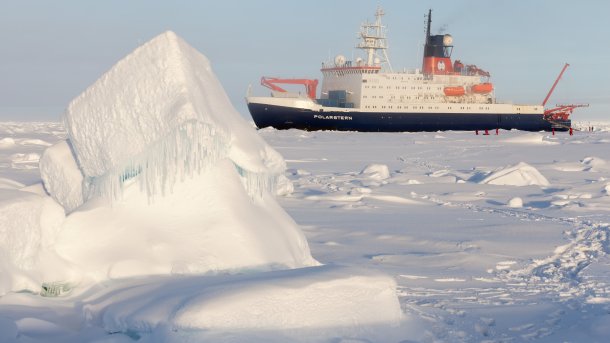 Forschungseisbrecher Polarstern startet zu seiner größten Fahrt