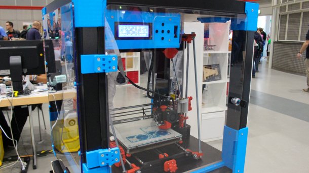 3D-Drucker im durchsichtigen Gehäuse aus einem Ikea-Tisch.