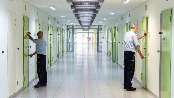 NRW will mit Künstlicher Intelligenz in Gefängnissen Suizide verhindern