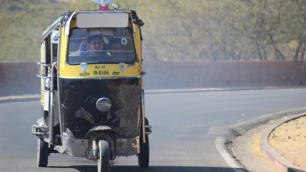 Elektro-Rikschas: Indiens chaotischer Weg in die E-Mobilität