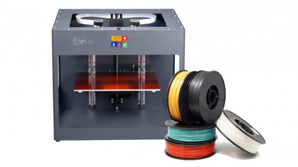 Grauer 3D-Drucker mit zwei Filamentzuführungen und fünf Rollen FIlament.