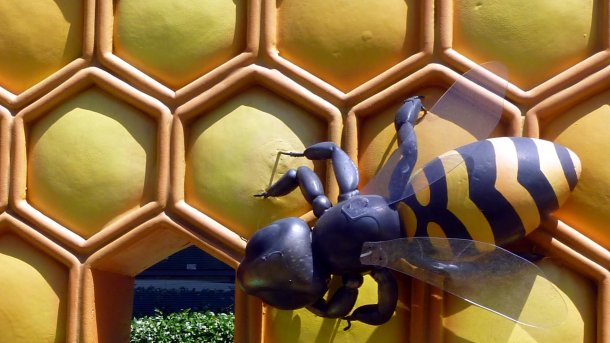 Plastik einer Biene auf Honigwaben