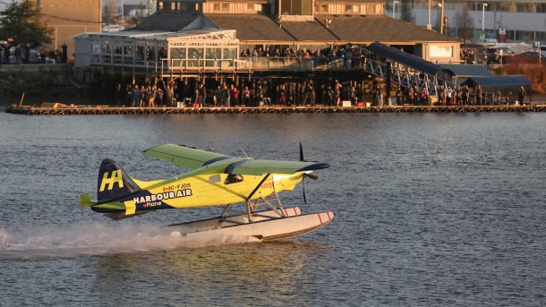 Gelbes Wasserflugzeug auf dem Wasser