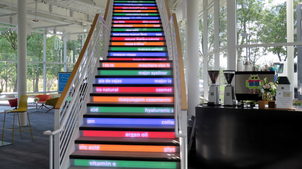 Treppe, auf deren Stufen Suchbegriffe eingeblendet werden, daeben eine Kaffeemaschine mit Android-Aufkleber