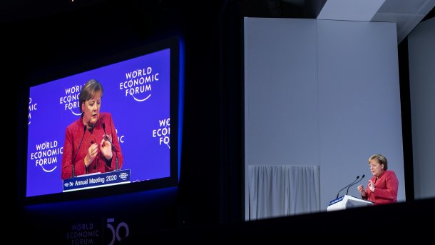 Merkel in Davos: Entwarnung bei 5G, Sorge über Filterblasen