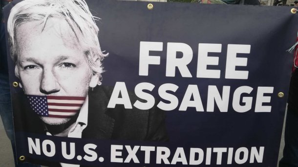 Politiker, Künstler und Journalisten fordern, "Assange freilassen"
