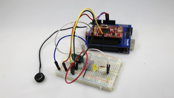 Ein Steckbrett neben einem Arduino mit aufgestecktem Spracherkennungsmodul