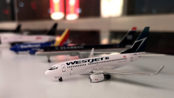 Modell einer Boeing 737 mit WestJet-Bemalung