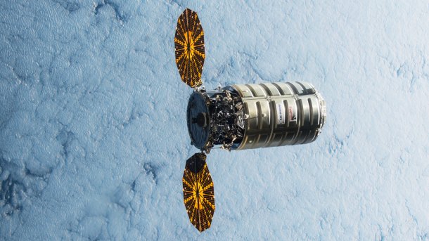 Raumfrachter Cygnus, darunter dichte Wolkendecke