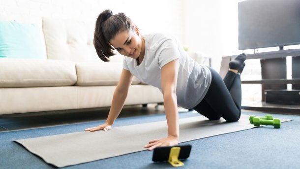 Zuhause fit bleiben: Fitness-Apps für Workouts, Kraftraining und Yoga