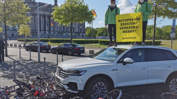 Umweltschützer protestieren zum Autogipfel: "Kein Steuergeld für Spritschlucker"