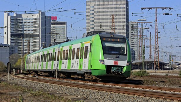 S-Bahn Rhein-Ruhr mit Baureihe ET 422 im VRR-Grün bei der Ausfahrt aus dem Hbf Essen
