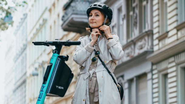 E-Tretroller: Tier-Roller mit Helm und selbstdesinfizierenden Griffen