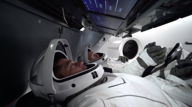 2 Astronauten liegen in Raumkapsel