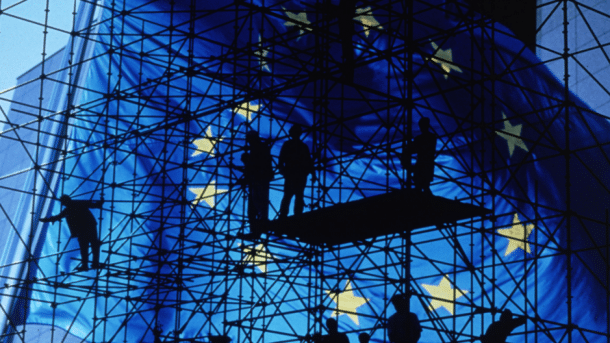 EU: Flagge mit Gerüst