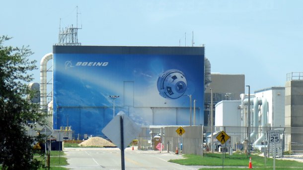 Feuermauer mit Boeing-Sujet