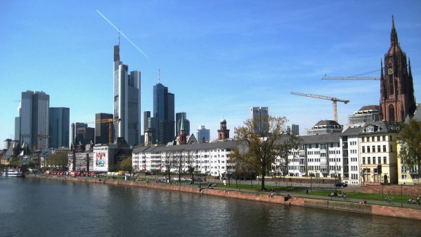 Skyline Frankfurt/Main, im Vordergrund der Main