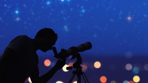 Sternschnuppen am Nachthimmel - Aquariden-Meteore verglühen