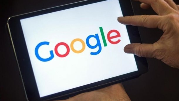 Tablet, das "Google" anzeigt