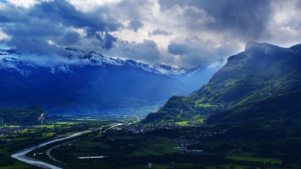 Liechtenstein - Blick auf Alpental mit Fluss