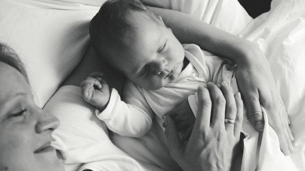 Neugeborenen-Fotografie: So gelingt der Reportage-Stil für Familienfotos