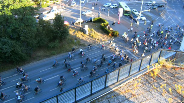 Unangemeldete Demo: Polizei lässt Luft aus Reifen von Fahrrad-Aktivisten