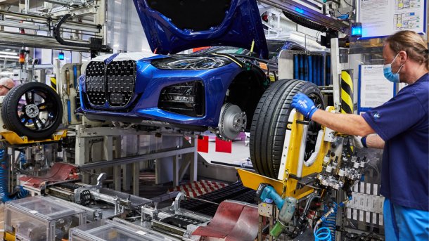 Autoindustrie, weiter im Minus, steigert sich im Juni um 54,7 Prozent zum Mai
