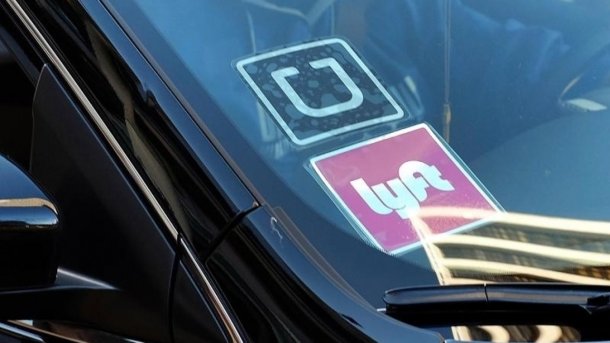 Fahrer von Lyft und Uber werben in Sacramento, der Hauptstadt des US-Bundesstaats Kalifornien, für ein Gesetz, das ihnen Angestelltenrechte verschaffen soll. 
