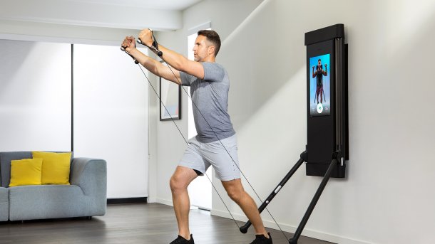 Trainer an der Wand