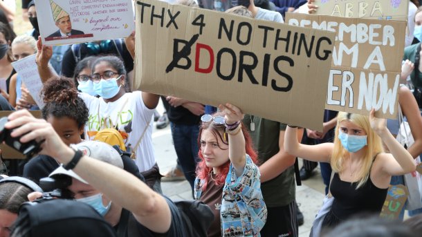 "Fuck the algorithm": Proteste in London gegen Corona-bedingte Abinotenvergabe