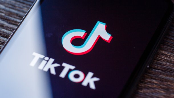 TikTok-Logo auf Handyscreen