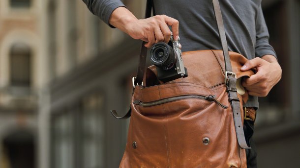 Geschrumpfte Vollformatkamera: Sony A7C mit großem Akku und Mini-Gehäuse