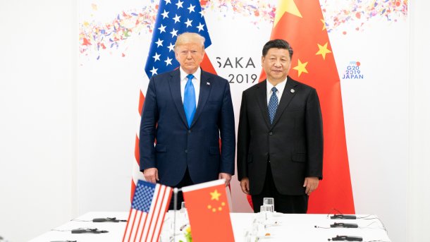 Donald Trump, Xi Jinping, Flaggen der USA und Chinas