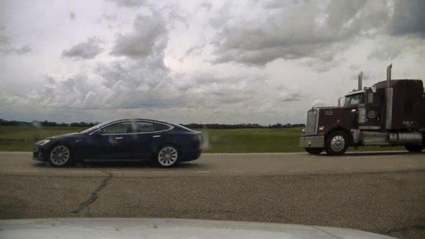 Tesla auf Autobahn, keine Insasssen sichtbar
