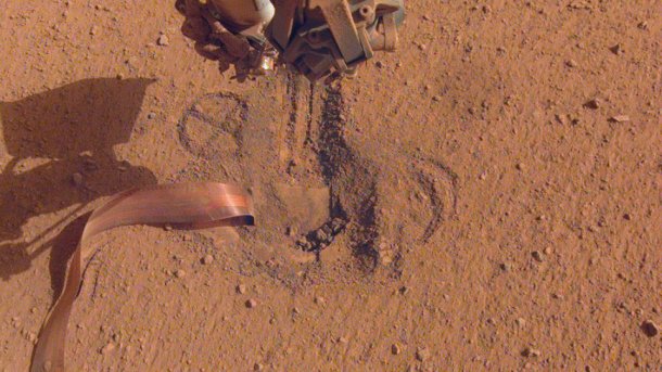 Mars-Bohrinstrument HP³ ganz im Boden versenkt