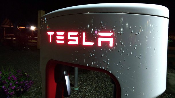 Tesla-Schriftzug auf Ladesäule