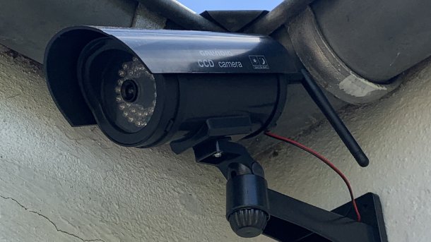 Kamera-Attrappe mit nachgerüsteter ESP32-Cam.