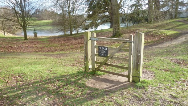 "Gates without Wall": Gartentor ohne Zaun daneben, Schild "Please close gate"