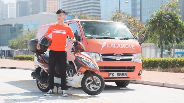 Oranger Van, Moped, Chauffeur in orangem T-Shirt