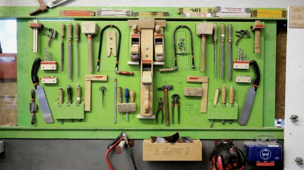 Eine Wand mit vielen Werkzeugen.