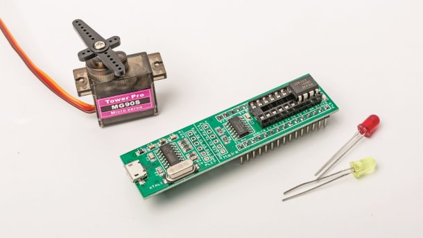 Nano-Axe-Board mit Picaxe-Chip, zwei bunten LEDs und einem Servo.