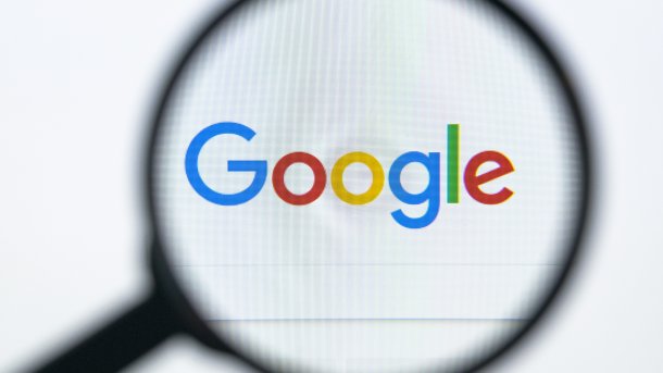 Eingabemaske der Google-Suchmaschine, gesehen durch eine Lupe