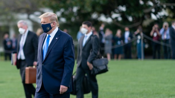 Donald Trump mit dunkelblauer Coronavirus-Maske