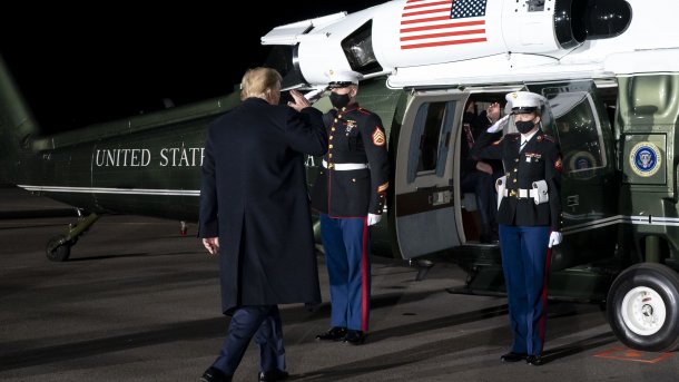 Donald Trump besteigt einen Hubschrauber