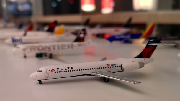 Modell einer Boeing 717 in Delta-Bemalung