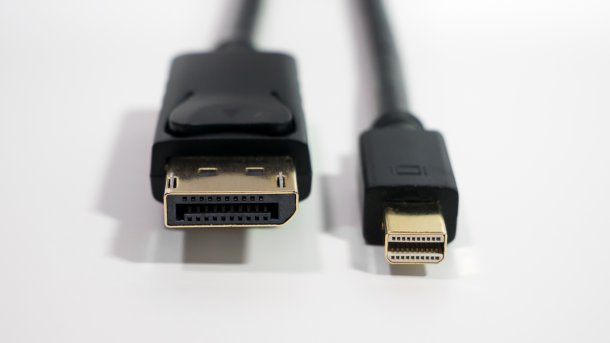 Ein DisplayPort-Stecker und ein MiniDisplayPort-Stecker
