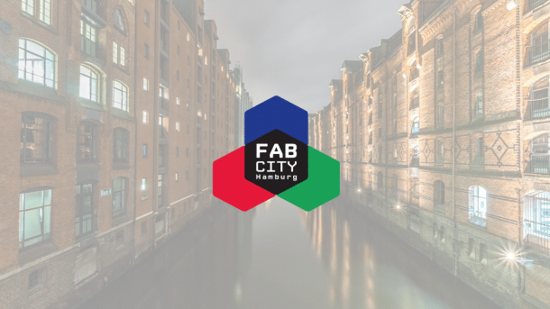 Logo "Fab City Hamburg" vor der Speicherstadt.