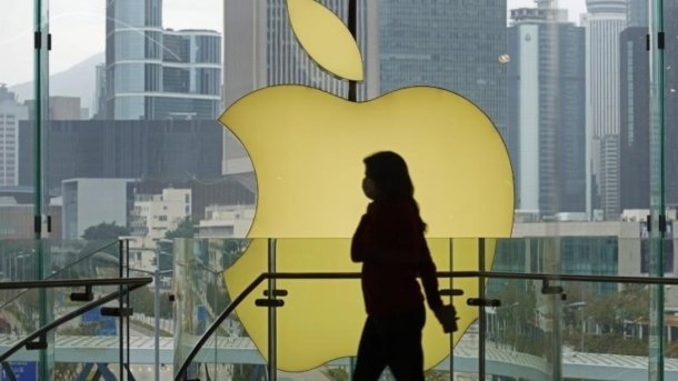 Mensch vor Apple-Logo