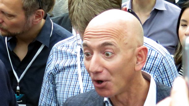 Jeff Bezos mit erstauntem Gesichtsausdruck